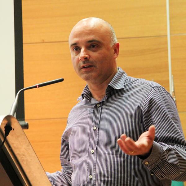 Photo of Jorge Borges de Sousa giving a lecture.